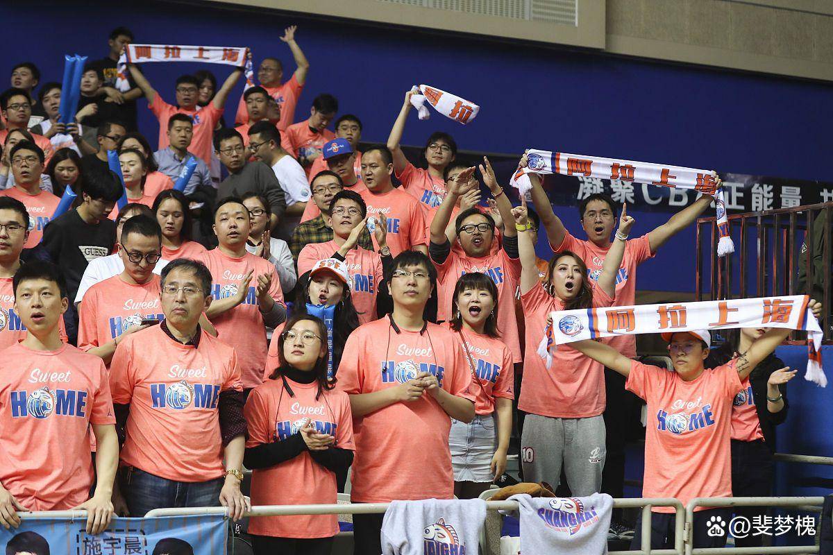 Yabo Sports-山东泰山训练开放日，集结日远射贴柱引欢呼，欧联在即，临场指挥获称赞-Yabo Sports