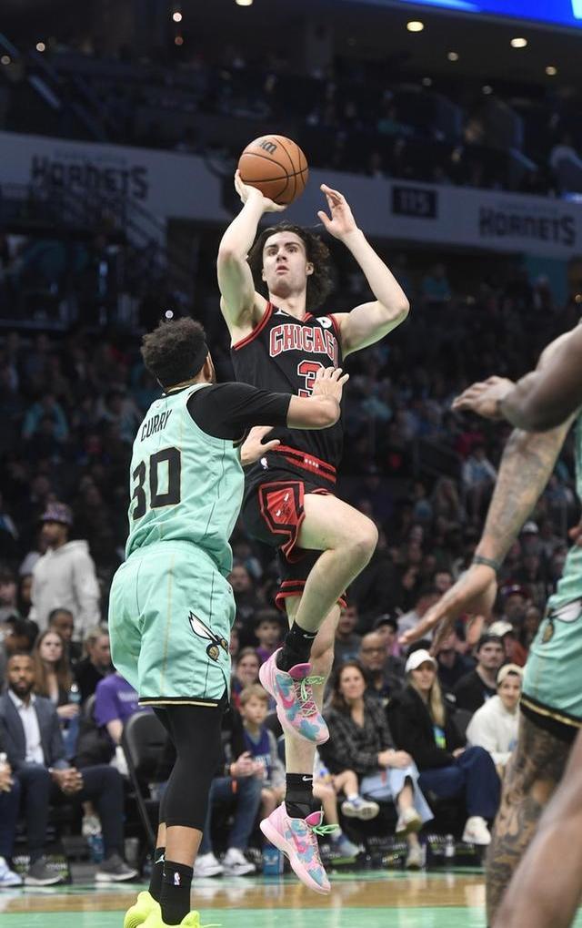 今晚夏洛特黄蜂备战全明星赛；回应争议细节曝光；悬念犹存；球探报告显示潜力的简单介绍